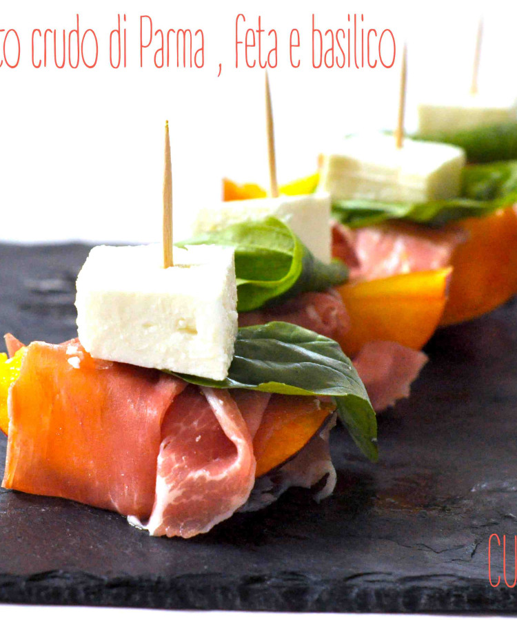 Pesche, prosciutto crudo di Parma , feta e basilico