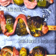 Spiedini di cavoletti di Bruxelles e crudo
