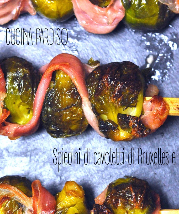 Spiedini di cavoletti di Bruxelles e crudo